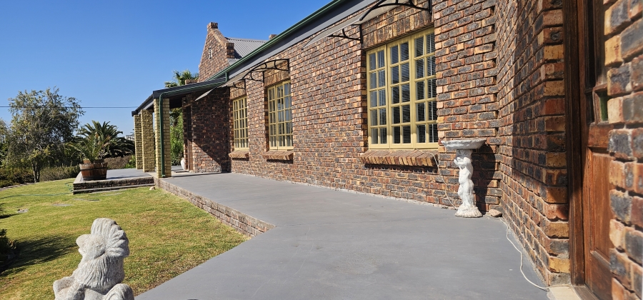 5 Bedroom Property for Sale in Middedorp Western Cape